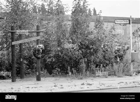 The Berlin Wall at Bernauer Strasse Stock Photo - Alamy