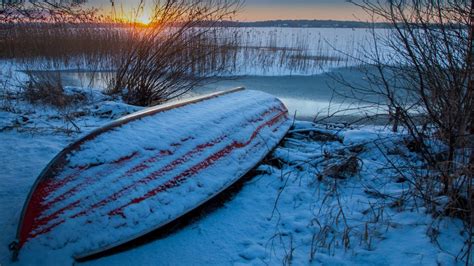 Upside down boat at Skanderborg Lake, Denmark | Windows 10 Spotlight Images