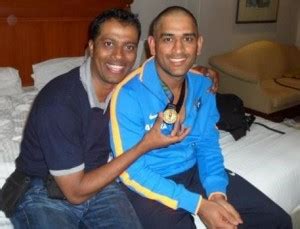 Wallpapers Obinawa: Dhoni Bald Photos, Dhoni New Look Pics, MS Dhoni ...