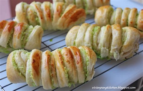 Vivian Pang Kitchen: Coconut Bread/Sponge Dough Method