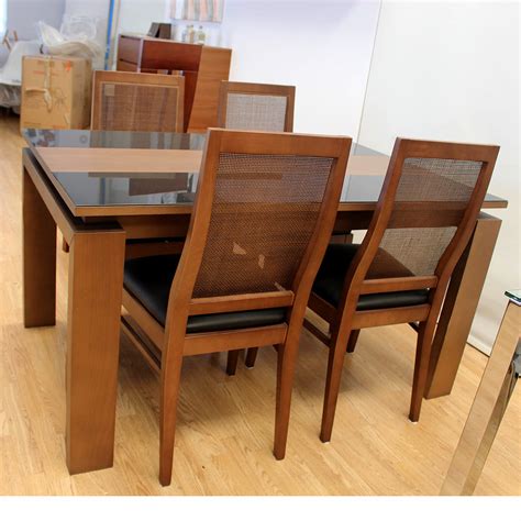 Mesa de comedor + 4 sillas EXPOSICIÓN – DERBE MUEBLES