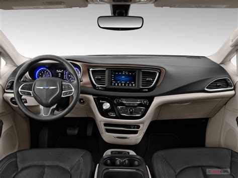 2021 Chrysler Voyager: 16 Interior Photos | U.S. News