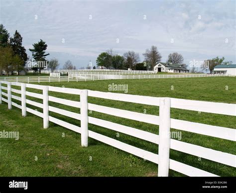 White farm fences hi-res stock photography and images - Alamy