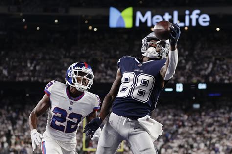 Lamb's 1-handed TD Catch Gives Dallas 23-16 Win Over Giants - Bloomberg