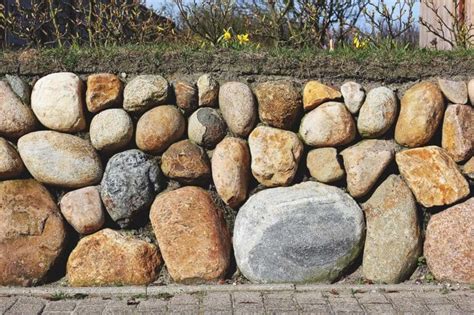 How to Build a Dry Freestanding Stone Wall the Right Way