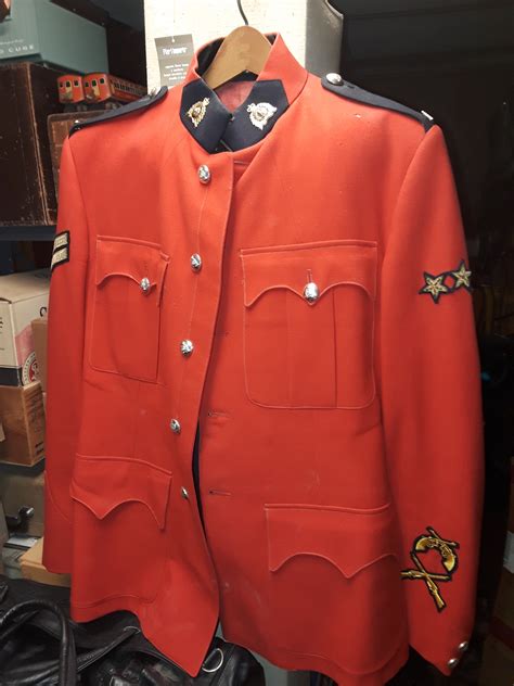 crimson RCMP jacket/uniform | Collectors Weekly