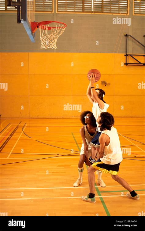 African american basketball player dunking hi-res stock photography and ...