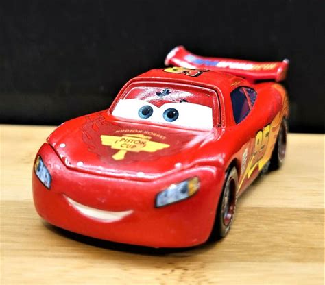 Disney Pixar Cars - Lightning McQueen Diecast Car V2797 – Explorafind