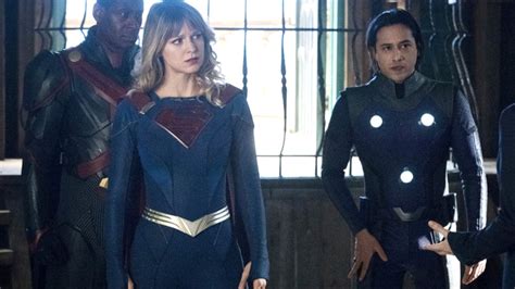 Why Kara's Costume In The CW's Supergirl Makes No Sense