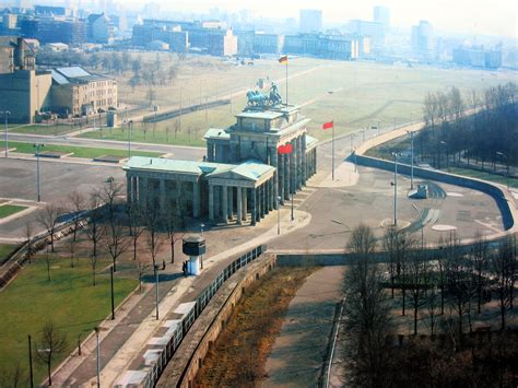 The Brandenburg Gate after the Battle of Berlin in 1945 compared to how ...