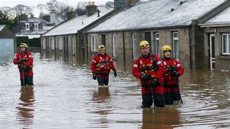 Homes evacuated in Scotland after heavy flooding - CBBC Newsround