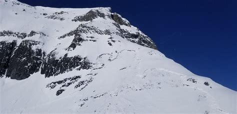 Backcountry Skier Killed in Avalanche Near Lake Louise, Alberta, Canada | LaptrinhX / News
