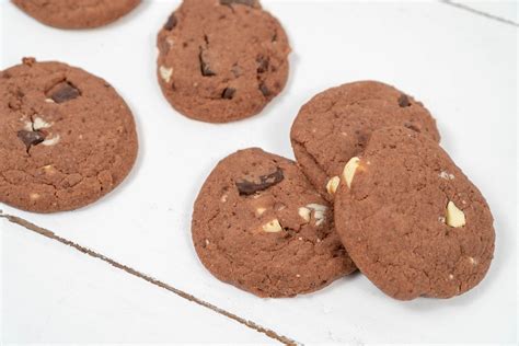 Round Chocolate Cookies on the wooden table - Creative Commons Bilder