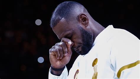 LeBron James, Cavaliers get championship rings in emotional ceremony