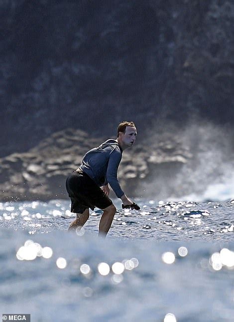 Mark Zuckerberg covered in sunscreen as he surfs in Hawaii - ReadSector