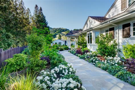 18 Breathtaking Farmhouse Landscape Designs You'll Wish To Have In Your Garden