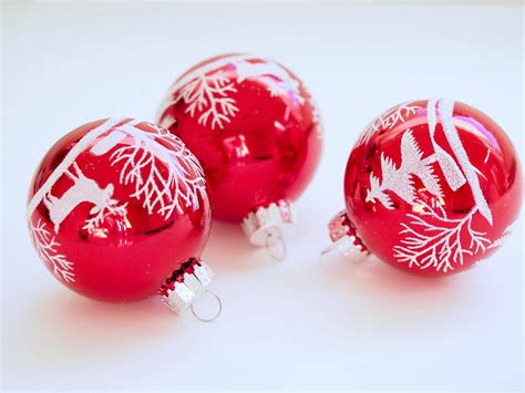 Homemade Christmas Baubles · How To Make A Christmas Tree Ornament · Decorating on Cut Out + Keep