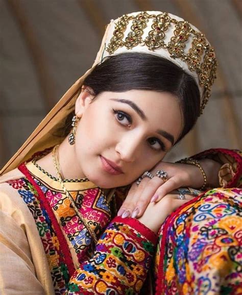 Turkmen girl.Turkmenistan. Traditional garment | Folk clothing ...