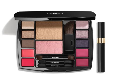 10 Best Travel Makeup Kits, Palettes, and Minis Perfect for Vacay in 2022