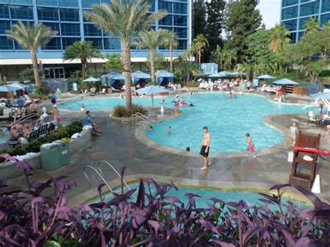 DisneylandHotelpool53 – HotelSwimmingPools.com