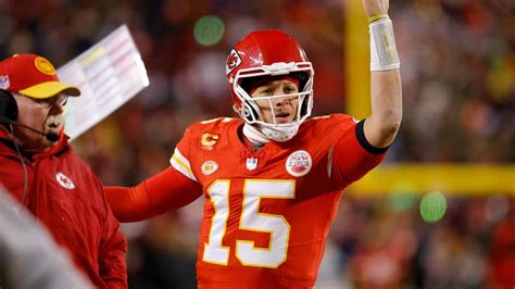 Kansas City Chiefs Dominate Miami Dolphins with 26-7 Victory - Archysport