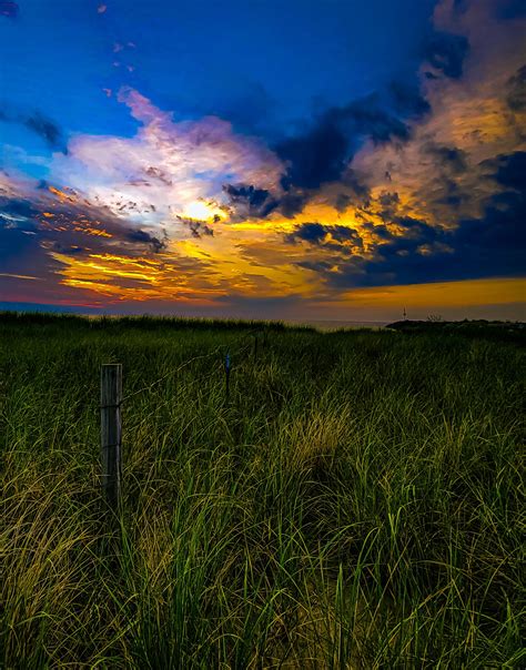 fence line sunrise: Winthrop harbor Marina, Winthrop harbor IL : r/SkyPorn