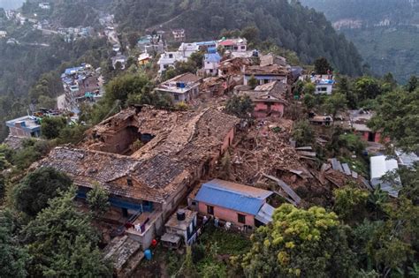 Tears of a child as Nepalis cremate quake dead | New Straits Times | Malaysia General Business ...