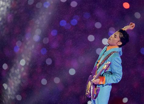 Prince Rocks SuperBowl in Purple Rain - GuitarVibe.com