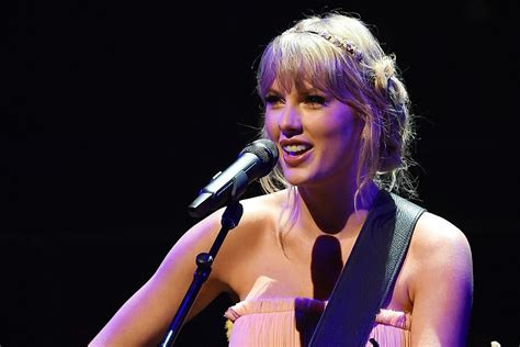 Taylor Swift Talks Press Cycle for Last Album Reputation