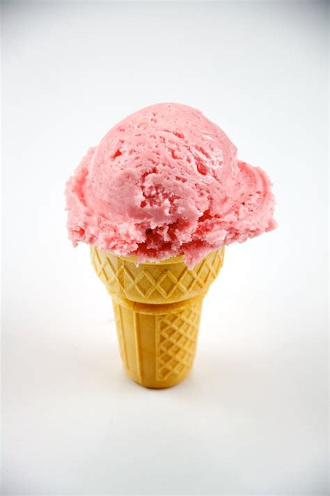 File:Strawberry ice cream cone (5076899310).jpg - Wikimedia Commons