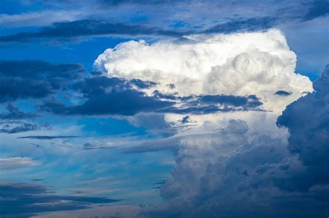 Awan Nimbus Cumulus Foto Stok - Unduh Gambar Sekarang - Awan ...