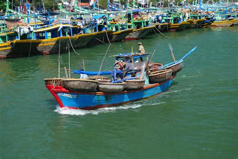 Vietnamese fishing boats from north of Saigon photographed by Matt Atkin | intheboatshed.net