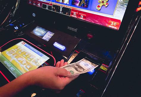 Do Slot Machines in Las Vegas Take Cash? (Answered) - FeelingVegas