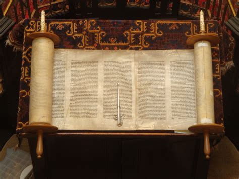 File:Open Torah scroll.jpg - Wikimedia Commons