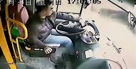 Chinese bus driver barely escapes Death! [VIDEO] - CarNewsCafe