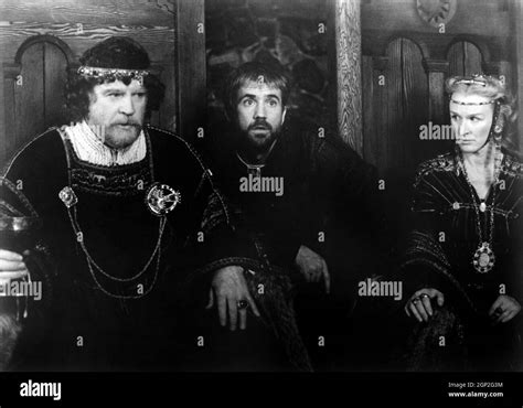 HAMLET, from left: Alan Bates, Mel Gibson as Hamlet, Glenn Close, 1990 ...