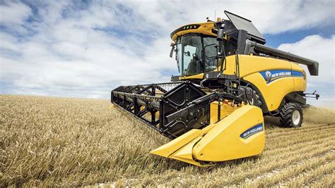 Flagship New Holland combine offers 700hp - Farmers Weekly