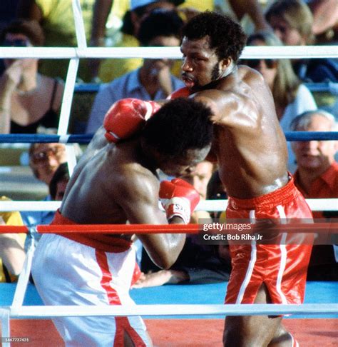 Boxer Michael Dokes battles Mike Weaver during Championship Fight,... News Photo - Getty Images