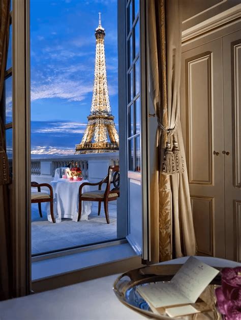 A Room With A Beautiful View To The Eiffel Tower, Paris : CozyPlaces