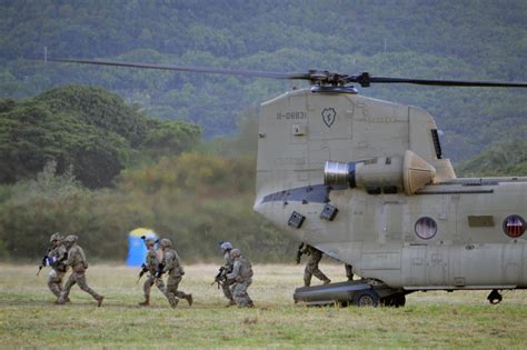 Soldiers, Airmen Conduct Joint Air Assault Ops to Test New Gunship > U ...