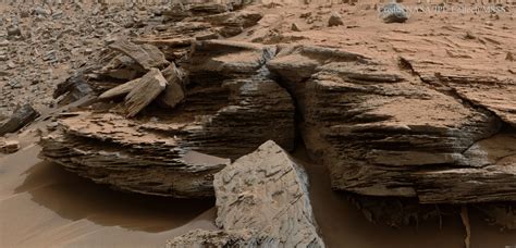 El Sofista: Rocas estratificadas cerca de Aeolis Mons