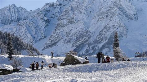 As Gulmarg, Sonamarg receive snowfall, tourists witness a winter wonderland | PHOTOS