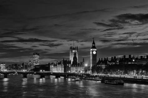 Black and White Photographs of London Landmarks - Page 1 of 9