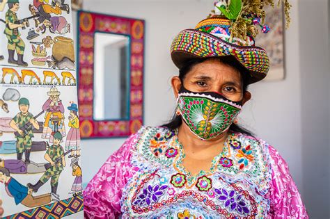 De polleras a tapabocas: indígenas de la comunidad Sarhua en Perú crean ...