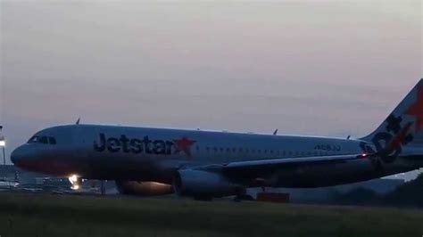 JetStar JA08JJ Airbus A320-232 Take Off - YouTube