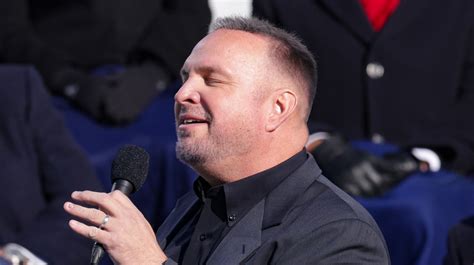 Here's Why Garth Brooks' Hair At The Inauguration Has Fans Talking