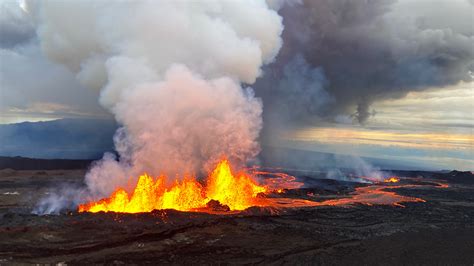 Hawaii's Mauna Loa volcano is erupting. Here's what you need to know ...