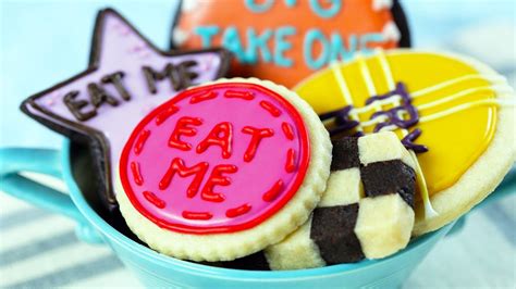 ALICE IN WONDERLAND 'EAT ME' COOKIES - NERDY NUMMIES - YouTube