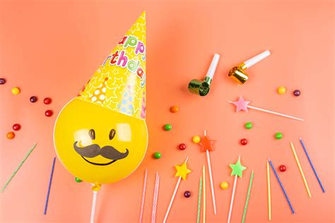 Birthday party background with balloon in a cone hat on pink background - Creative Commons Bilder