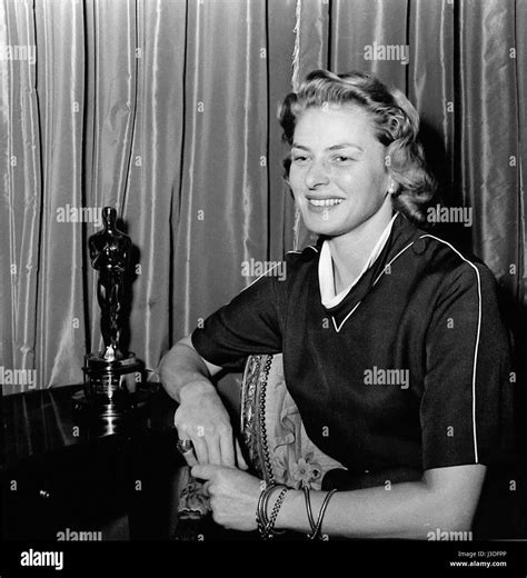 Ingrid Bergman with Oscar for best actress in Gaslight 1945 Stock Photo - Alamy